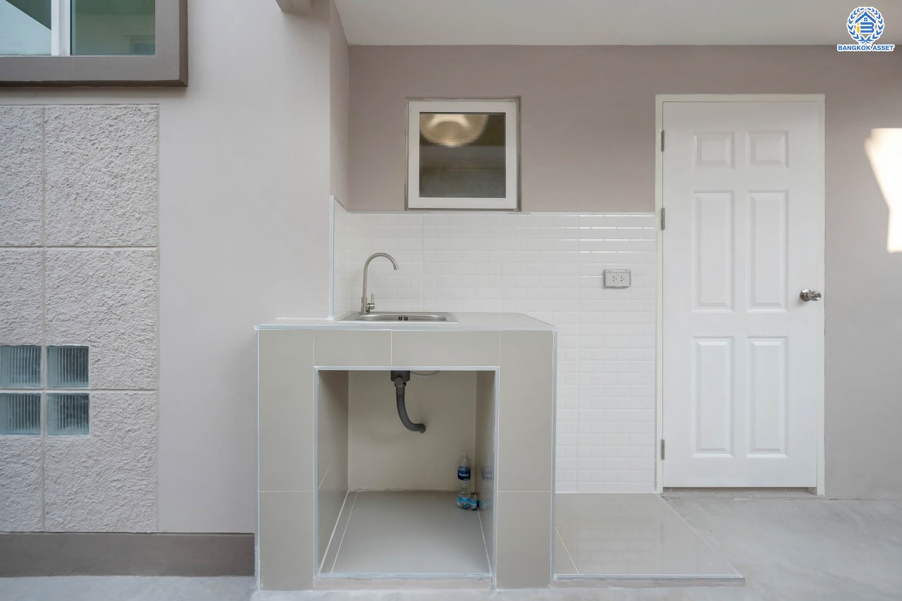 บ้านมือสองตกแต่งใหม่ ดีไซน์สวย โครงการ ชวนชื่นโมดัส จรัญฯ-ปิ่นเกล้า หลังมุม เนื้อที่ 54.7 ตร.ว. ฟังก์ชัน 3 ห้องนอน 2 ห้องน้ำ 1 ห้องอเนกประสงค์ จอดรถได้ 2 คัน รองรับทุกกิจกรรม บนทำเลเชื่อมต่อหลายเส้นทาง ใกล้จุดขึ้นทางด่วน "ประจิมรัถยา" และรถไฟฟ้าสายสีแดง "สถานีบางบำหรุ"